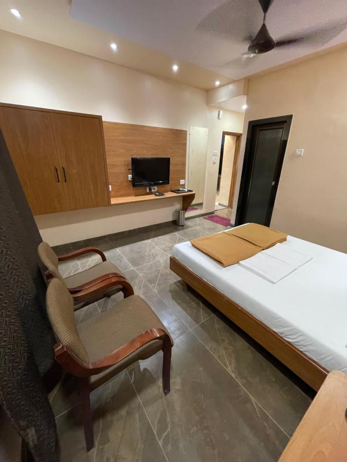 Hotel Vardhan Silvassa Esterno foto