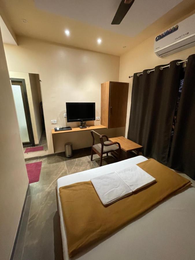 Hotel Vardhan Silvassa Esterno foto