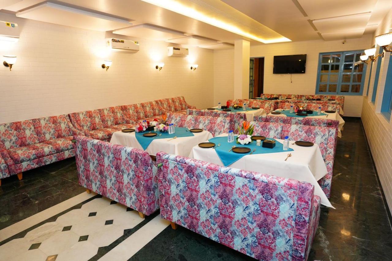 Hotel Vardhan Silvassa Esterno foto