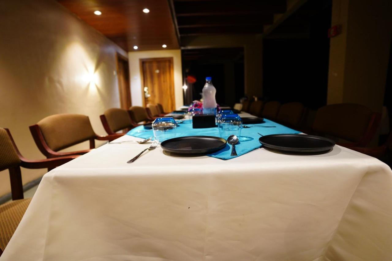 Hotel Vardhan Silvassa Esterno foto